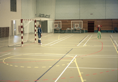 801889 Afbeelding van een handbalwedstrijd (of -training) in de Sporthal Catharijne (Jaarbeursplein 21) te Utrecht.